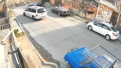 Sarhoş kadının kullandığı araç çukura düştü