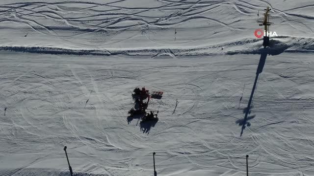 Uludağ'da ayağını kıran kayakçının imdadına JAK yetişti