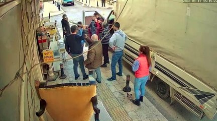 Koltuk döşemecisi ile nakliyeci arasındaki testereli sopalı kavga kamerada