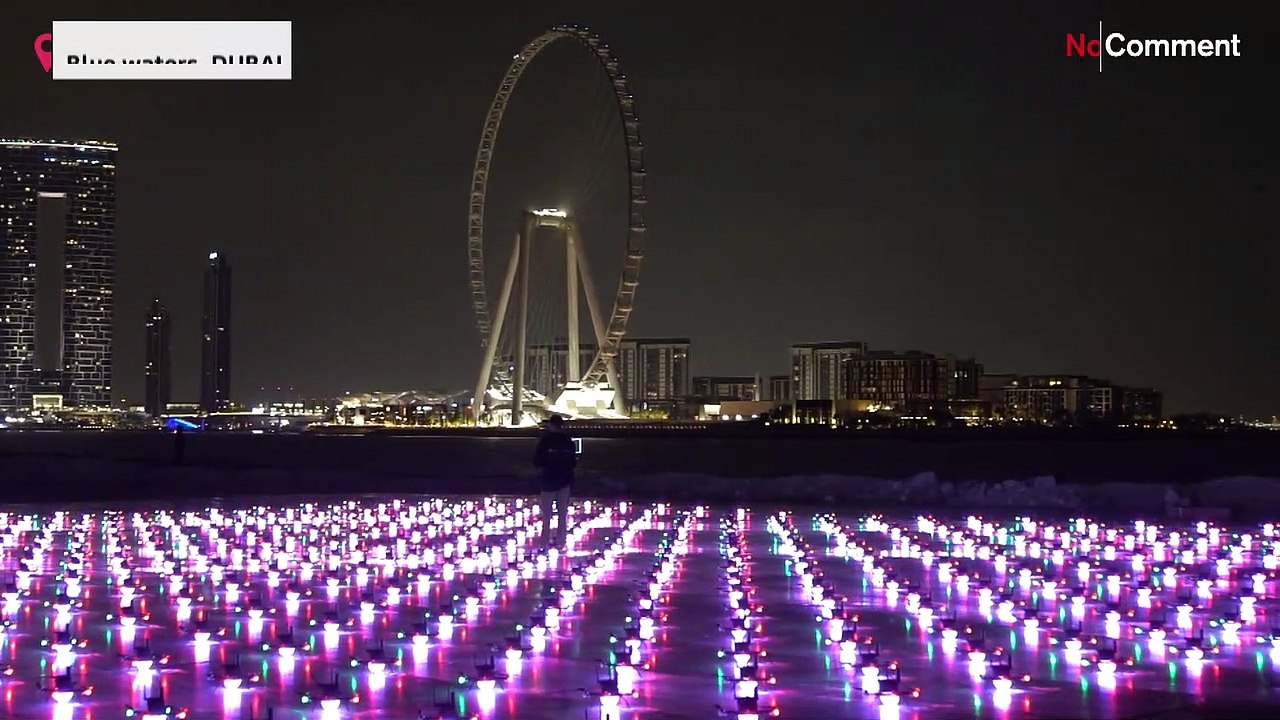 Ein Drohnenschwarm bemalt den Himmel