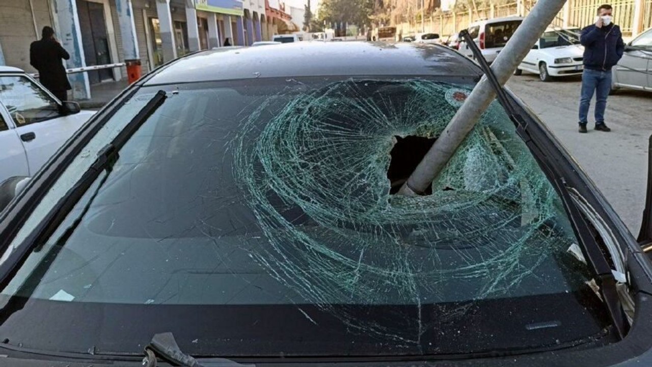 Aydınlatma direği otomobilin üzerine düştü
