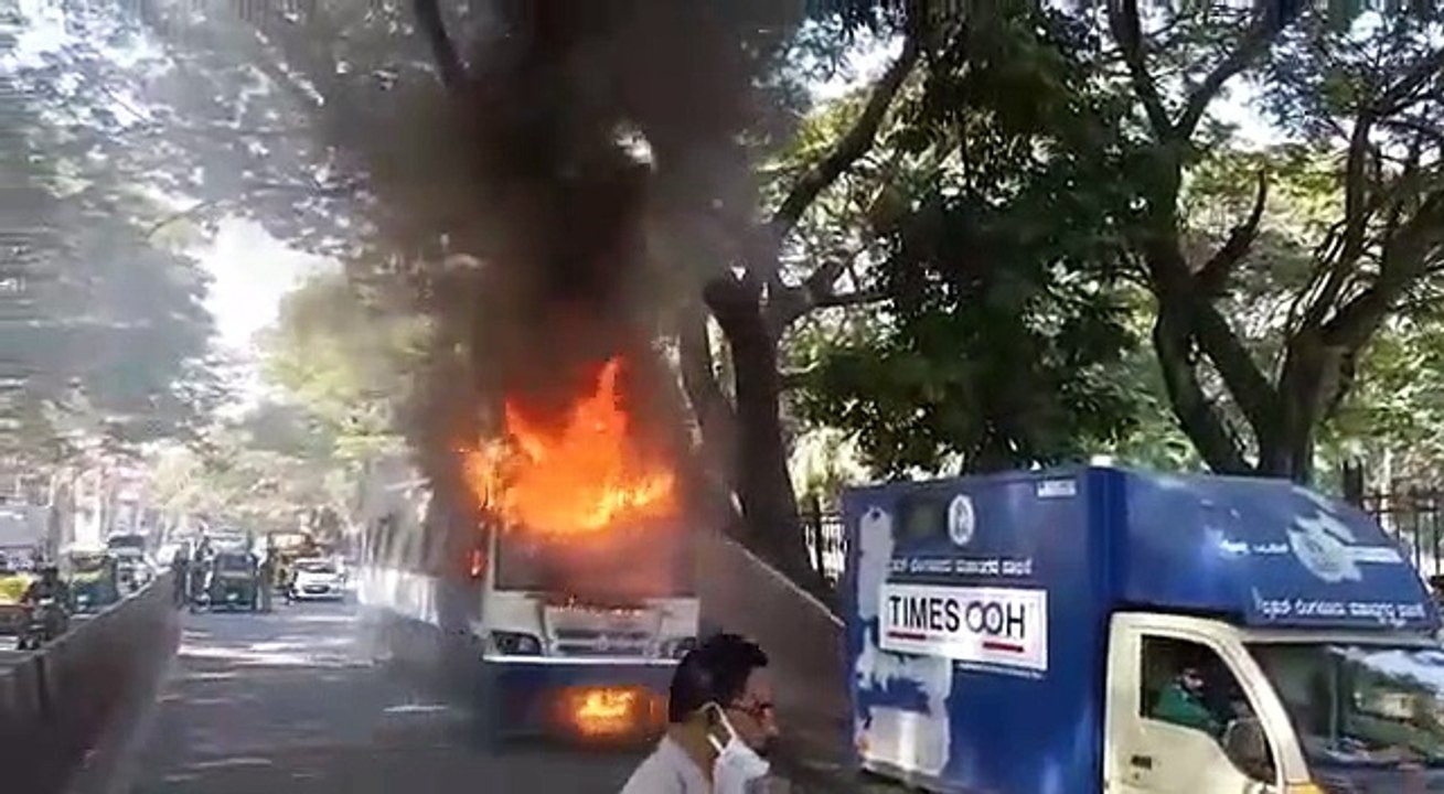 நடுரோட்டில் திடீரென தீப்பிடித்த அரசு பேருந்து.. அதிர்ஷ்டவசமாக உயிர் தப்பிய பயணிகள்.. நடந்தது என்ன?