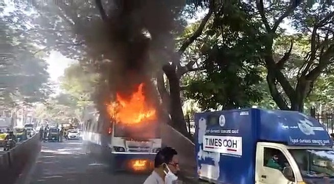 நடுரோட்டில் திடீரென தீப்பிடித்த அரசு பேருந்து.. அதிர்ஷ்டவசமாக உயிர் தப்பிய பயணிகள்.. நடந்தது என்ன?