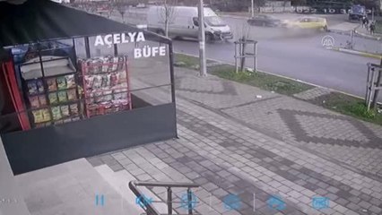 Sultanbeyli'de çocuğun kullandığı taksinin panelvanla çarpışması güvenlik kamerasında