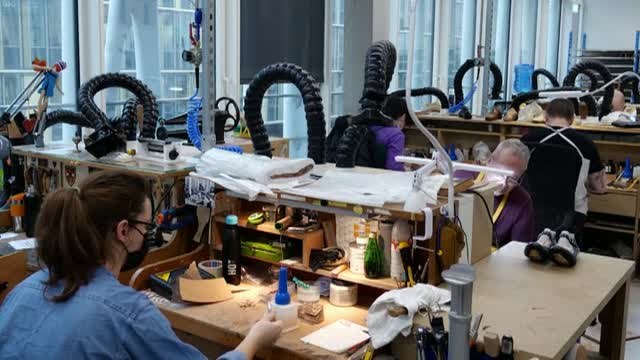 Chanel inaugura en París un edificio para los 600 trabajadores de los talleres con los que trabaja