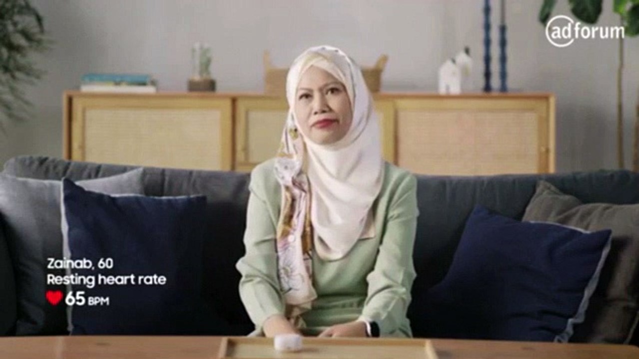 Samsung retire une pub en ligne diffusée à Singapour qui montrait une femme voilée enlaçant une drag queen, présentée comme son fils, suite aux vives critiques - VIDEO
