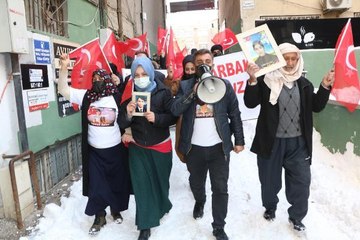 HAKKARİ'DE EVLAT EYLEMİNDEKİ ANNE: OĞLUMU HDP'DEN İSTİYORUM