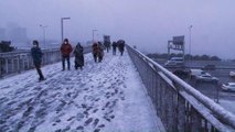 Lapa lapa yağan kar vatandaşlara zor anlar yaşattı