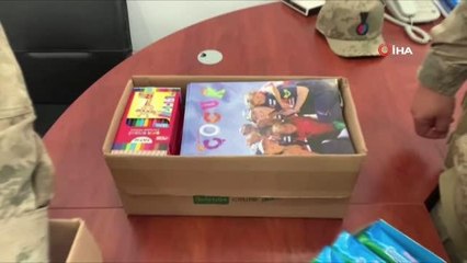 Jandarma ekibi öğrencilerin karne heyecanına ortak oldu