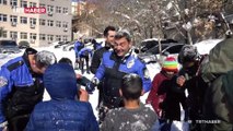 Şırnak’ta polisler çocuklarla kar topu oynadı