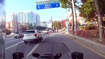 Une moto de police escorte une ambulance dans le trafic de l'heure de pointe en Corée du Sud