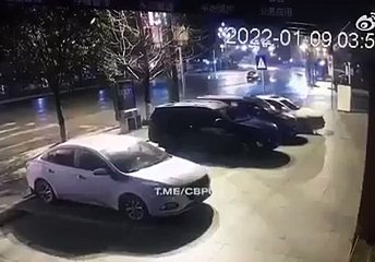 Il percute des véhicules et se gare par miracle sur un emplacement vide