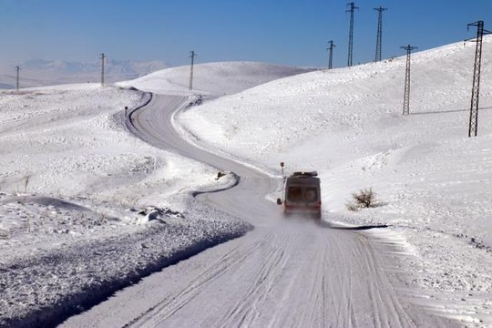Yolu kapanan mezrada rahatsızlanan çocuğu ekipler hastaneye ulaştırdı