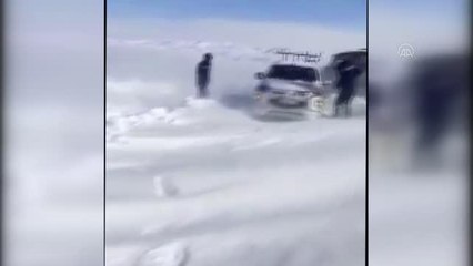 Tutak'ta tipi nedeniyle mahsur kalan araç kurtarıldı