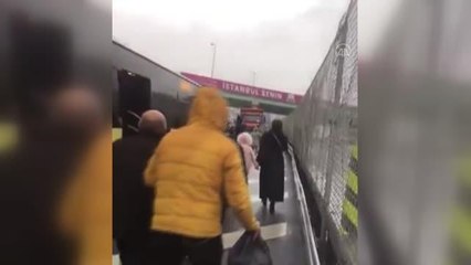 Arızalanan metrobüsün yolcuları durağa kadar yürüdü