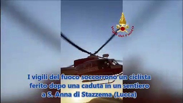 Ciclista cade su un sentiero impervio, salvato dall'elicottero dei vigili del fuoco