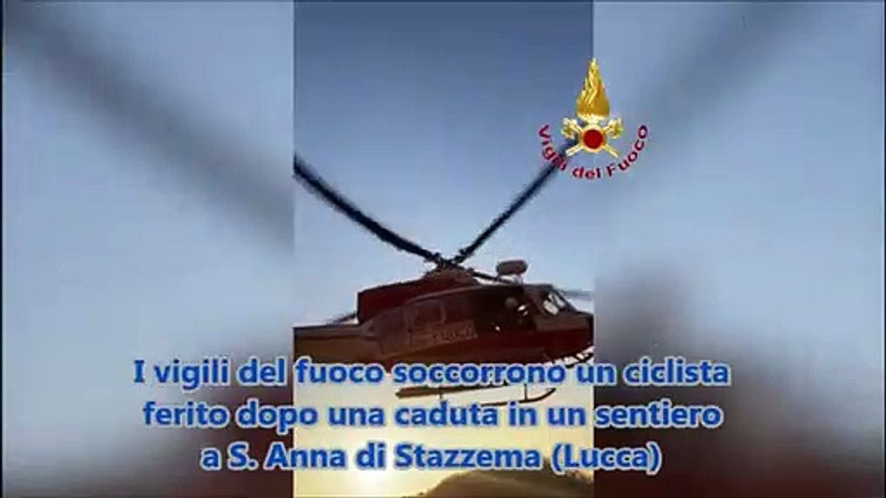 Ciclista cade su un sentiero impervio, salvato dall'elicottero dei vigili del fuoco
