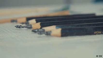 Miniature art: Sculptures on the tip of a pencil