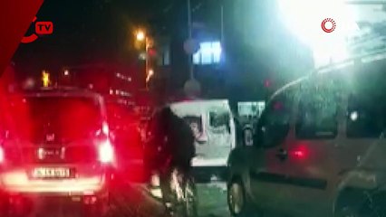 Karda ayağı kayıp düştü, o anlar kamerada