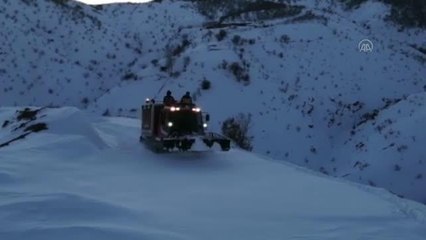 Yolu kardan kapanan mezradaki hasta için UMKE seferber oldu