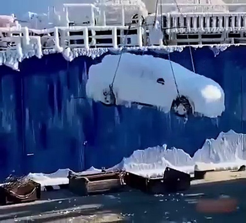 Un bateau japonais livre des voitures totalement gelées en Russie !