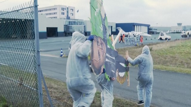Climat : des militants sur le tarmac du Bourget pour dénoncer les vols en jets privés
