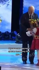 Alexandre Loukachenko est très indélicat avec un homme sans bras !