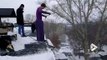 Cascade incroyable : Ce russe saute du 5ème étage le pantalon enflammé et atterrit dans la neige