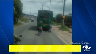 Jóvenes en cicla arriesgan sus vidas amarrándose a buses: uno acabó con la pierna destrozada