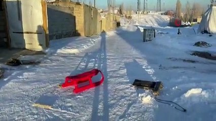 Karne günü iki kardeş kızakla kayarken otomobilin altında kaldı