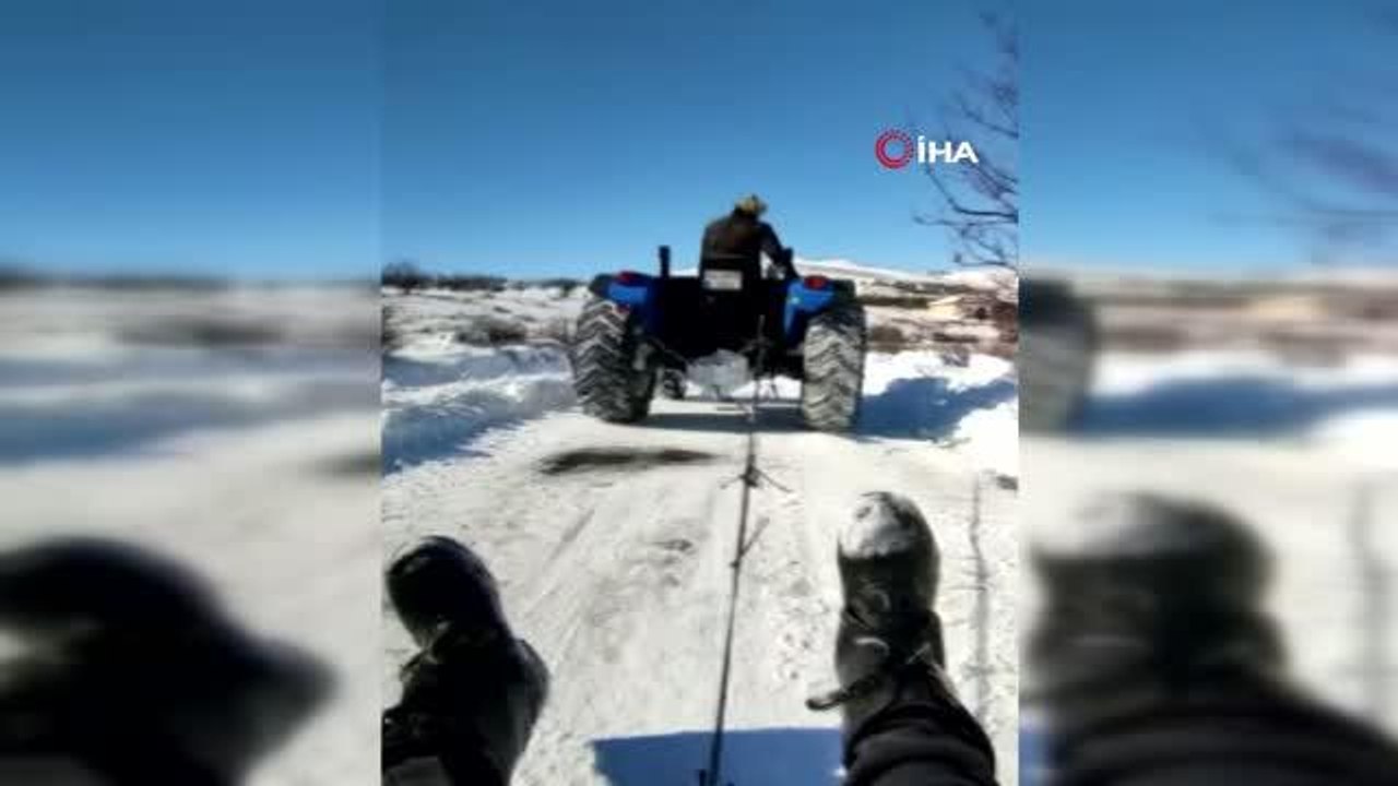 Malatya'da traktör arkasında karda sörf
