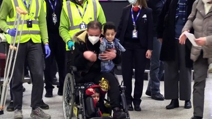 Mustafa è in Italia con la famiglia: all'aeroporto saluta e manda baci