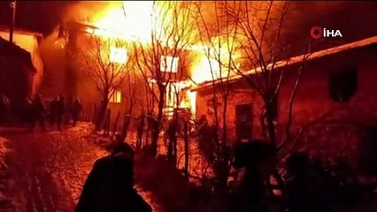 Alev topuna dönen evi kartopu ile söndürmeye çalıştılar