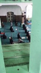 Namaz sırasında camiye giren kadın 'açız aç' diye bağırdı
