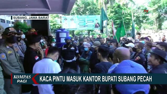 Demo Kecam Arteria Dahlan Berujung Ricuh, Kaca Pintu Kantor Bupati Subang Pecah!