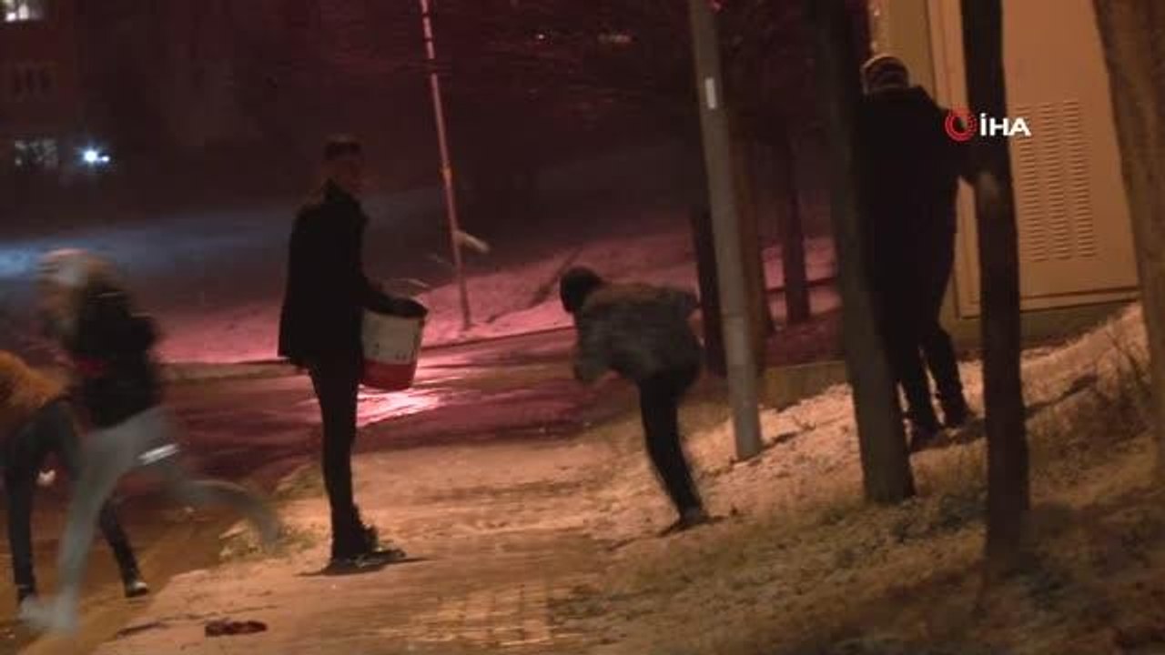 Son dakika haberleri: Gençler kartopu savaşı ve kayak keyfi yaparak eğlendiler
