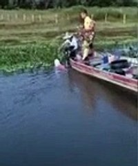 Jovem pesca pirarucu de 117 quilos no interior de São Paulo