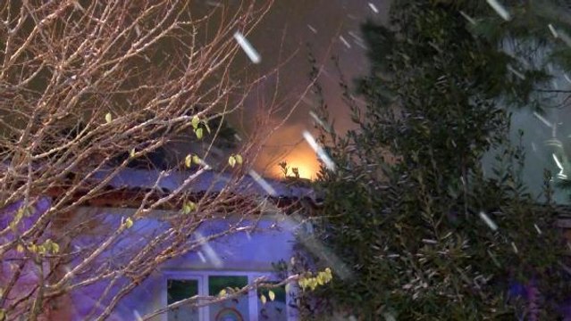 YANGIN ÇIKAN 2 KATLI BİNADA MAHSUR KALAN 2 KİŞİYİ İTFAİYE VE POLİS EKİPLERİ KURTARDI