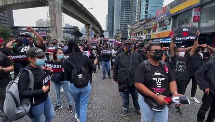 Crowd gathers at Bangsar LRT station for #TangkapAzamBaki protest
