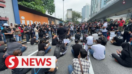 下载视频: Demonstrators stopped at Jalan Travers-Bangsar intersection by police barricade