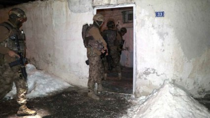 Eşinin 2 saat alıkoyduğu kadını özel harekat polisi kurtardı