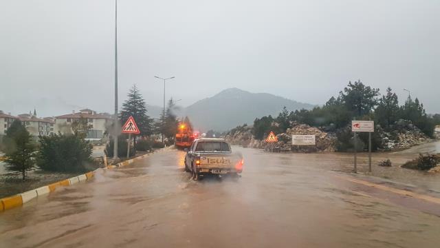 Antalya-Konya kara yolu kar nedeniyle tırların geçişine kapatıldı