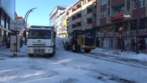 Bingöl'de tonlarca kar kamyonlarla şehir dışına atılıyor