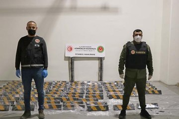 İSTANBUL HAVALİMANI'NDA OTOPARK TAMPONUNA GİZLENEN 250 KİLOGRAM METAMFETAMİN ELE GEÇİRİLDİ