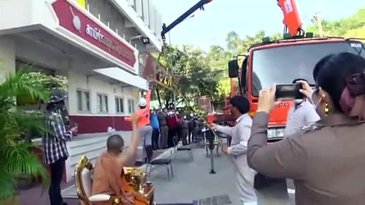 ตำรวจเดิมบางเฮทั้งโรงพักเจ้าอาวาสวัดดังแจกเงินเป็นของขวัญปีใหม่
