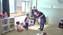 Diyarbakır'da jandarma ekipleri çocuklara hediye verip birlikte film izledi