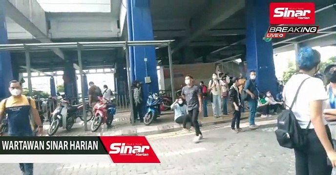 Suasana tempat perhimpunan mendesak Ketua Pesuruhjaya SPRM, Tan Sri Azam Baki
