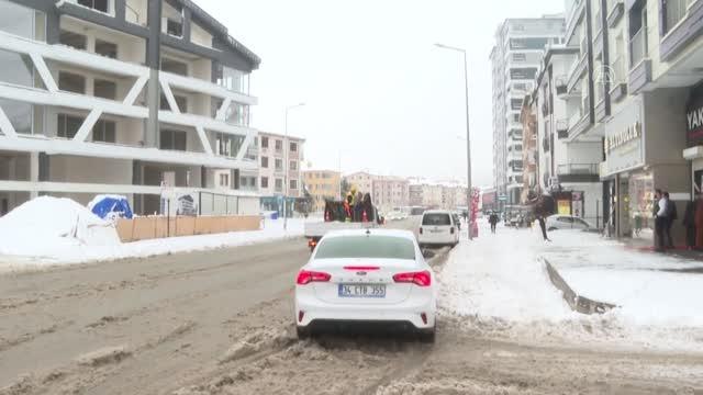 Pursaklar'da bir kuyumcu yaptığı kardan adama altın bilezik ve kolye taktı