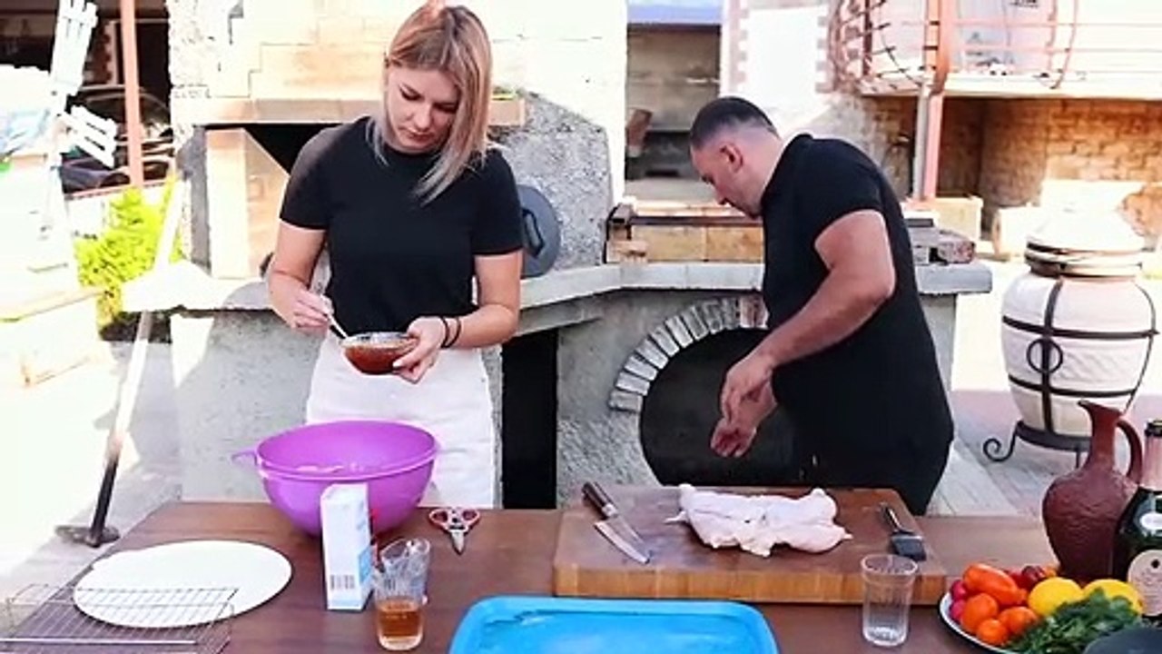 قلي الدجاج مع السمان في موقد الخشب البلاد