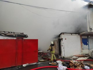 Kadıköy'de hurdalıkta çıkan yangın söndürüldü